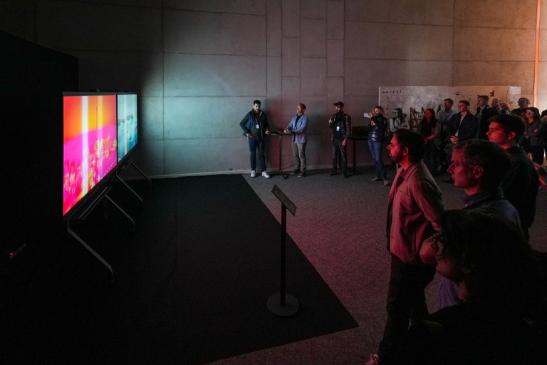  Breathing, a multimedia piece, presented by the artist Arnaud Laffond to Festival participants