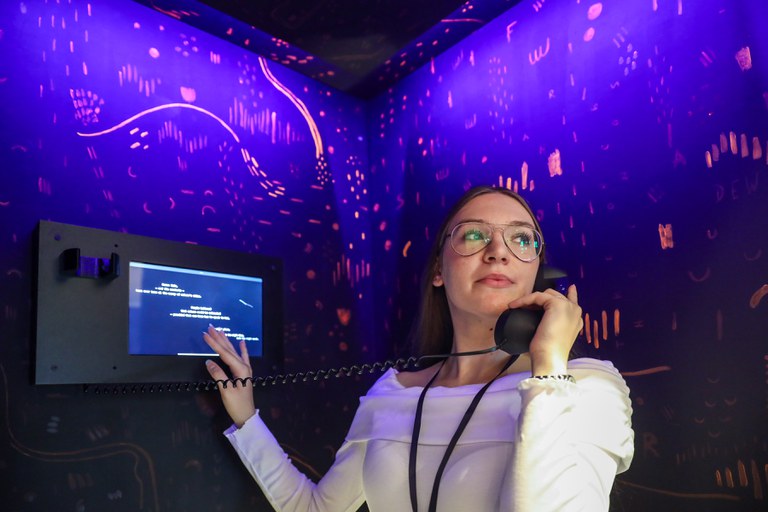 M1L3NΛ, a digital installation by artist Ana Pinter, being experienced by a participant.